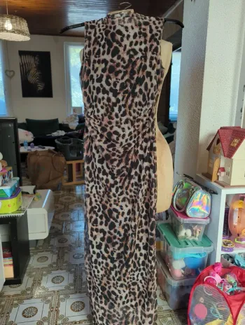 Robe léopard avec petit col