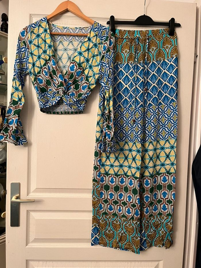 Ensemble Zara crop top cache cœur et bas de pantalon bleu et multicolore Taille xs et