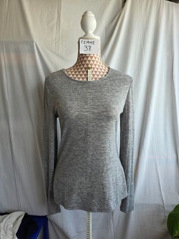 Tee-shirt, gris, en polyester & viscose, en excellent état, largeur d'épaule 39cm, largeur sous bras 44cm, longueur 60cm, marque Kiabi =5€