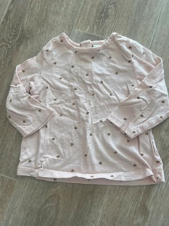 Haut manches longues rose clair avec des petits cœurs 12 mois tape à l’œil