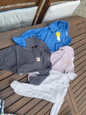 Lot pyjamas et bodys 6 mois