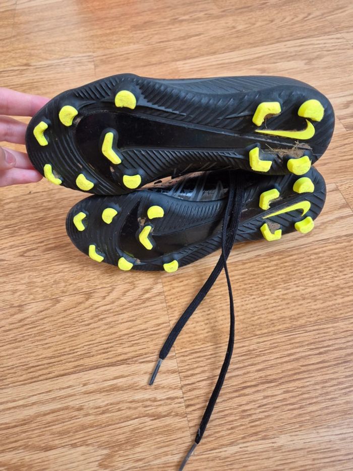 Chaussures de foot taille 32 - photo numéro 2