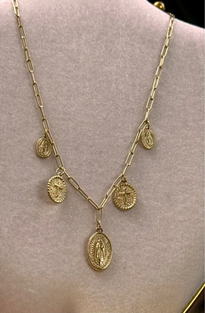 Collier chaîne mailles larges réglable petit créateur breloques médailles vierges et croix