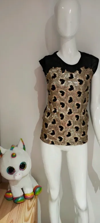 Haut de soirée doré, formes coeur, dos dentelle