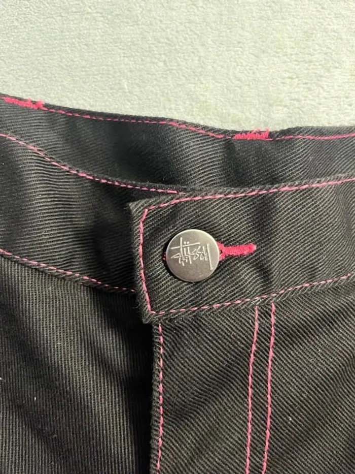 Short/Jort Stussy Black Embroidered Pink Big Logo Back – Taille L - photo numéro 5