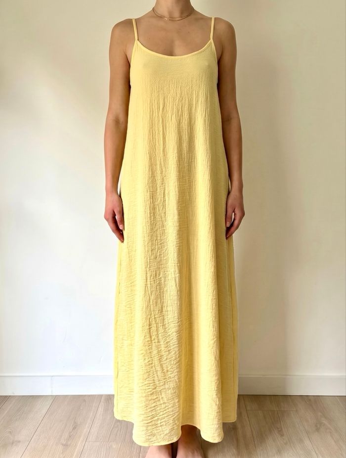 Robe longue jaune pâle dos nu taille S - photo numéro 2