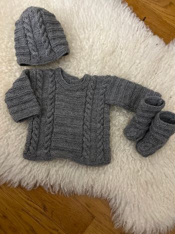 Ensemble,layette, brassière, bonnet et chaussons en laine