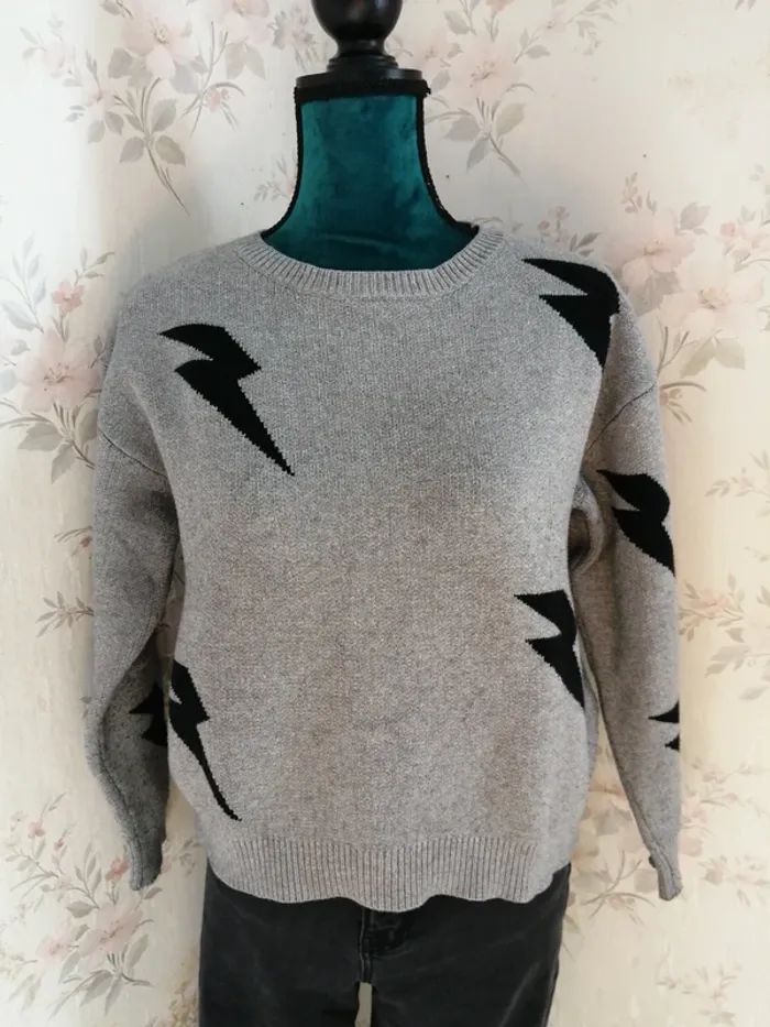 Pull gris en maille avec motifs éclairs noirs / shein / (L) - photo numéro 3
