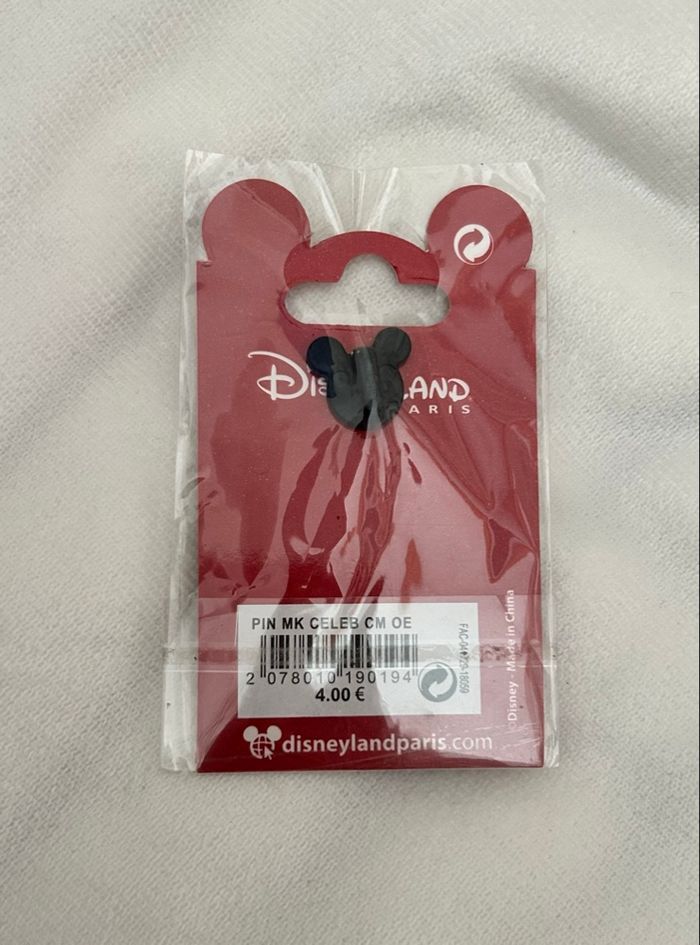 Pin’s Officiel Disneyland Paris Cast Member - photo numéro 2