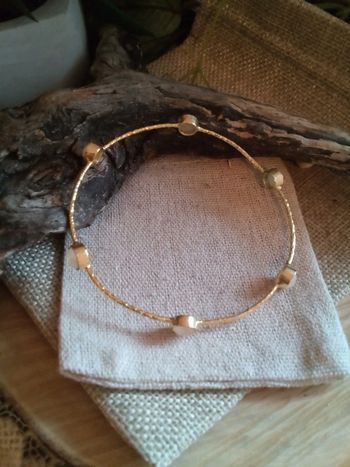 Bracelet composé de multiples pierres de lunes bleutées