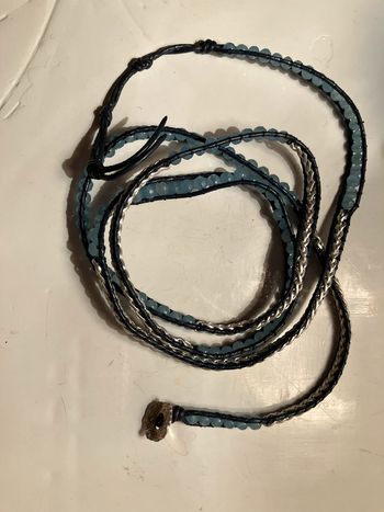 Bracelet à enrouler en  cuir noir, chaîne argentée et perles de topaze bleu ciel