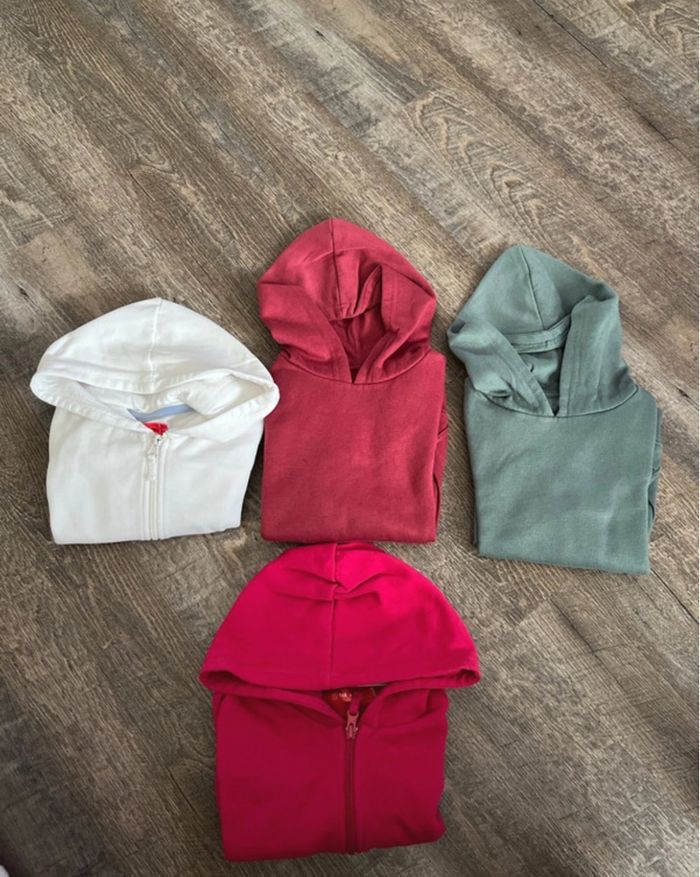 Lot de 2 pulls capuches et 2 gilets zippes capuche