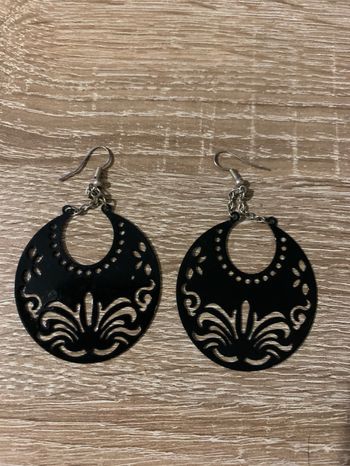 Boucles d’oreilles noires ajourées