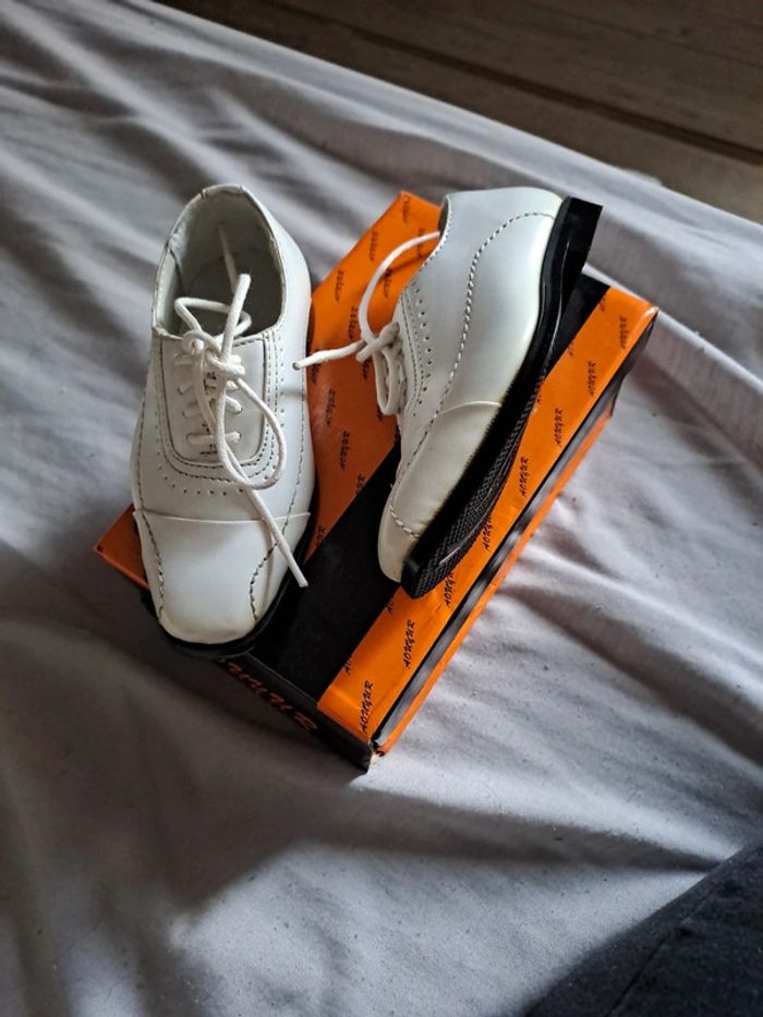 Chaussures blanches taille 20 - photo numéro 2