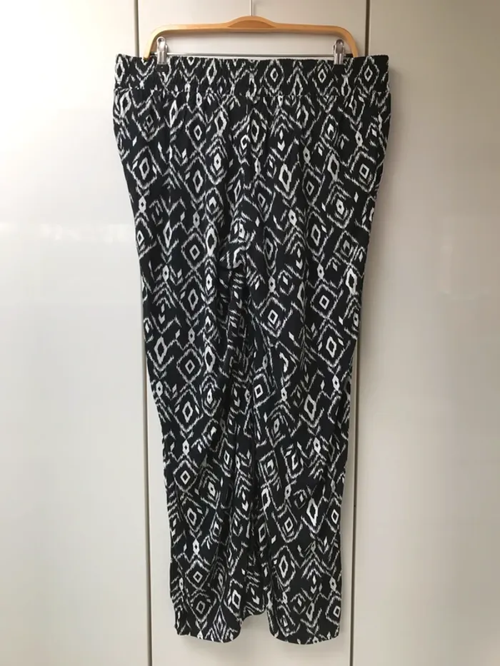 Pantalon noir et blanc Kiabi - Taille 44 - photo numéro 2