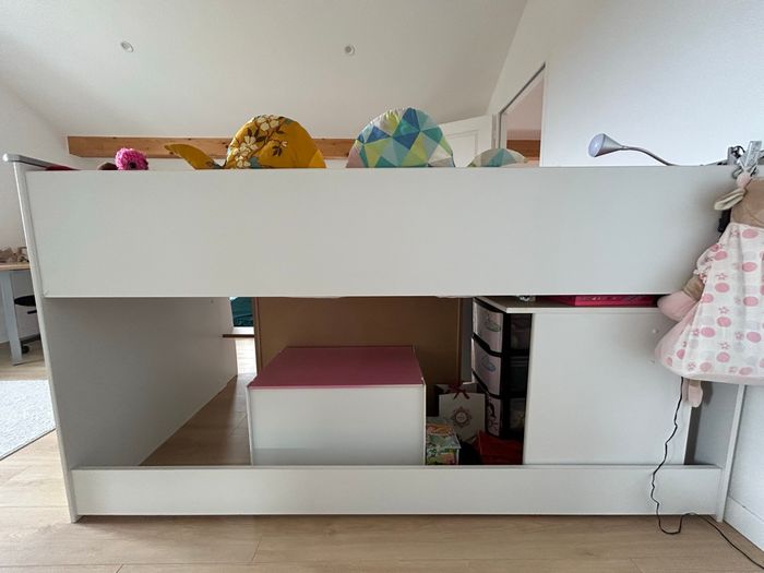 Lit mezzanine avec bibliothèque, rangements et bureau