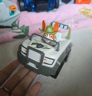 Véhicule et figurine Tracker