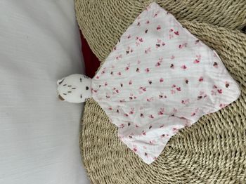 Doudou plat chat blanc vert rose fleurs obaibi okaidi plat lange gaze