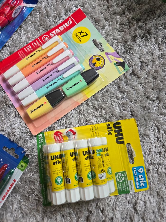 Lot fournitures scolaires colle uhu stylo pilot stabilo crayon bois pastel bic tipp ex correcteur - photo numéro 2
