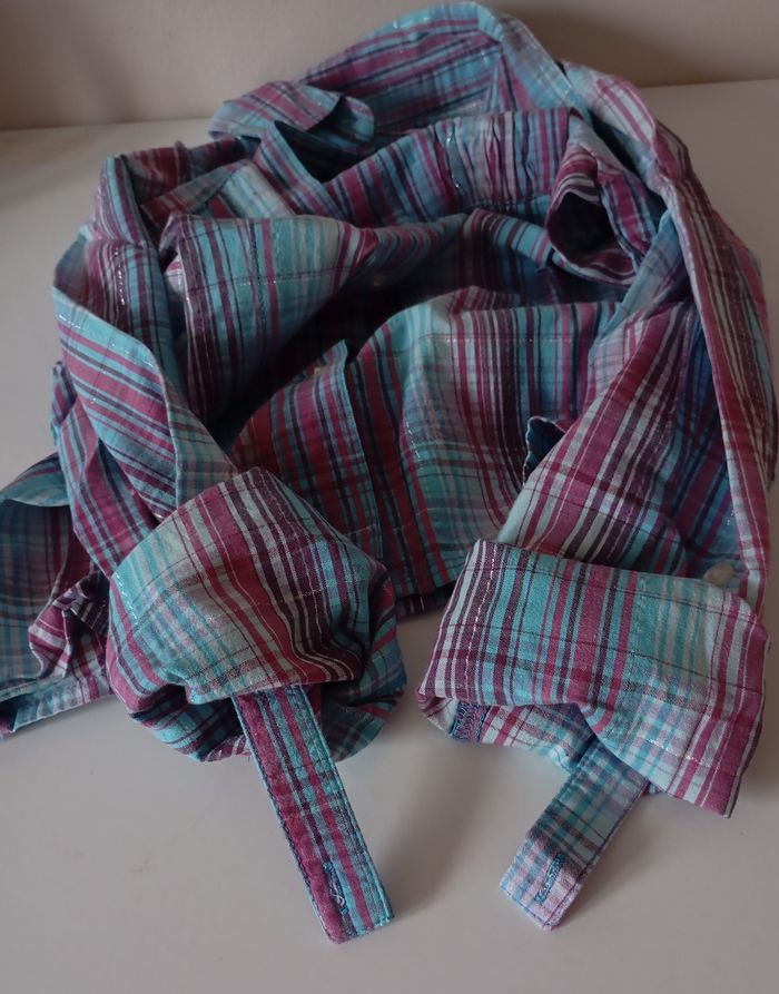 Chemise rayée multicolore. 8 ans . Manches longues ,col et 2 poches . Coton . Très bon état. - photo numéro 9