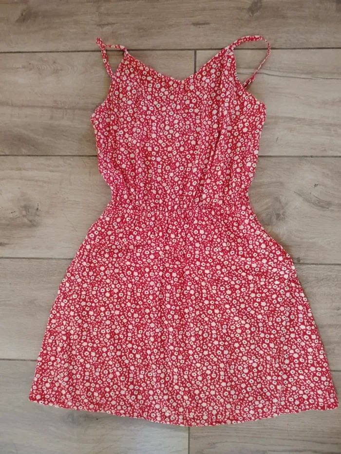 Robe mini fleurie ouverte dans le dos
