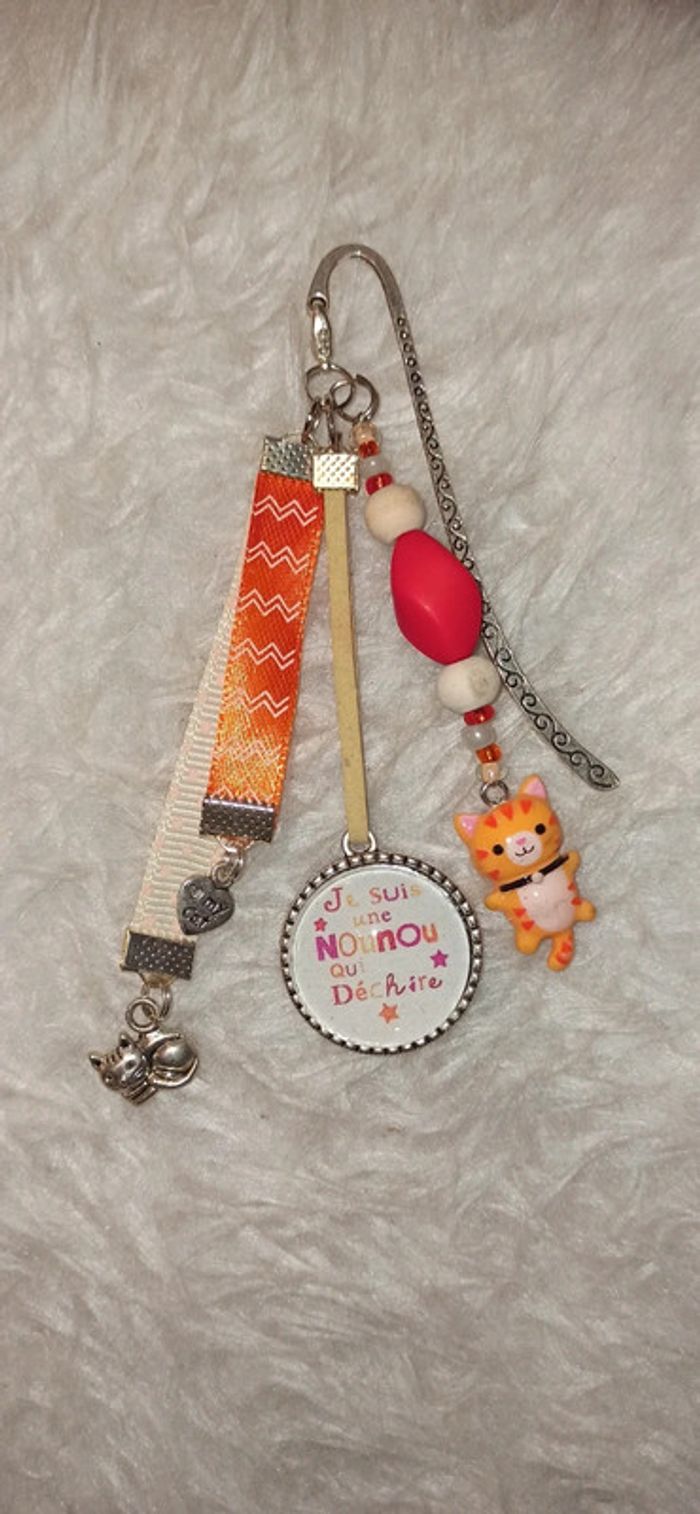 Cadeau nounou, bijoux de sac ou marque page " Nounou qui déchire "