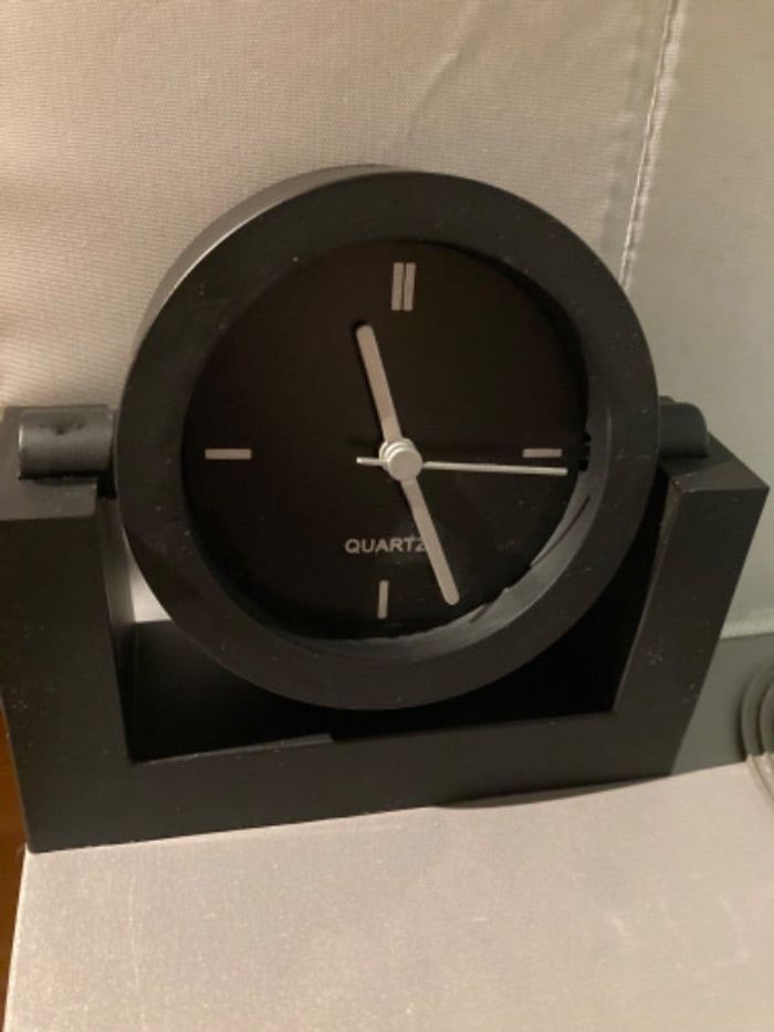 Mini horloge noire/argent à piles Hachette