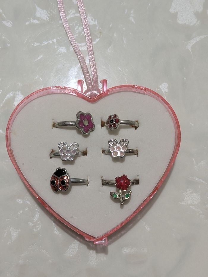 Coffret de 6  bagues pour fille.