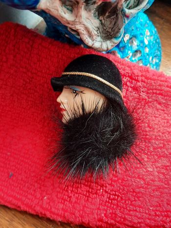 Broches tête de femme fantaisie " les années folles"