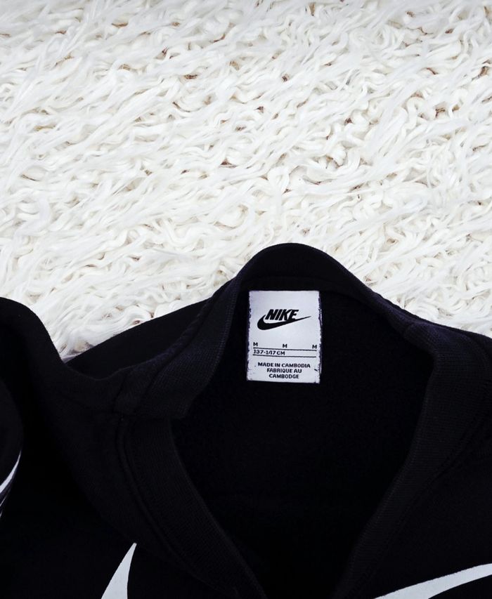 Sweat noir et blanc Garçon taille 9/10 ans marque Nike 🎸 - photo numéro 6