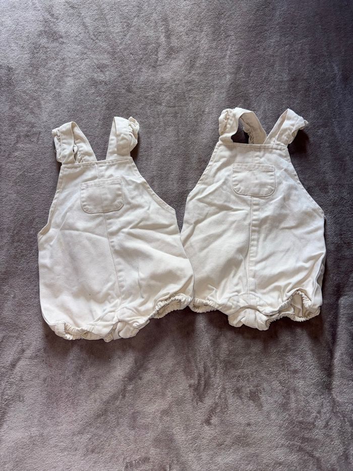 Lot de deux salopettes en jean beige pour jumelles Kiabi taille 12 mois en très bon état - photo numéro 2