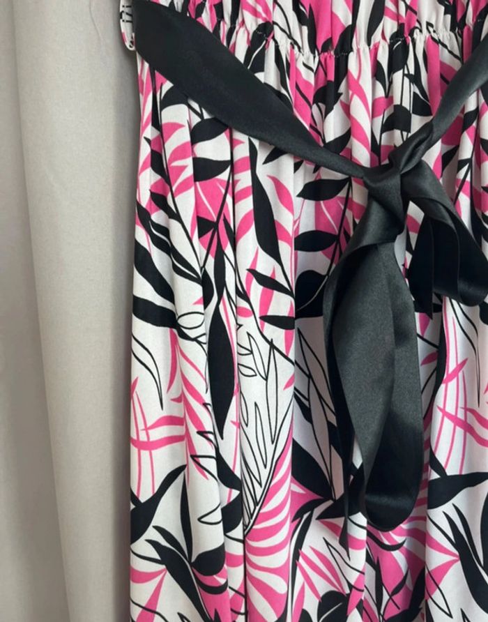 Jolie robe femme taille 38/40 - photo numéro 2