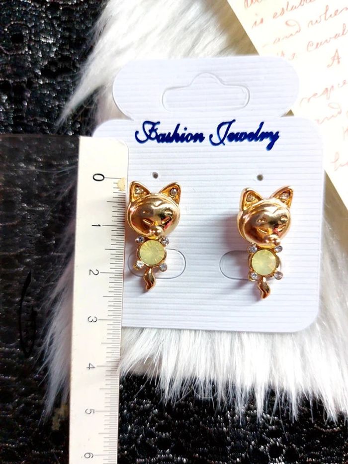 Magnifique petite paire de boucles d'oreilles chat dorés - photo numéro 3