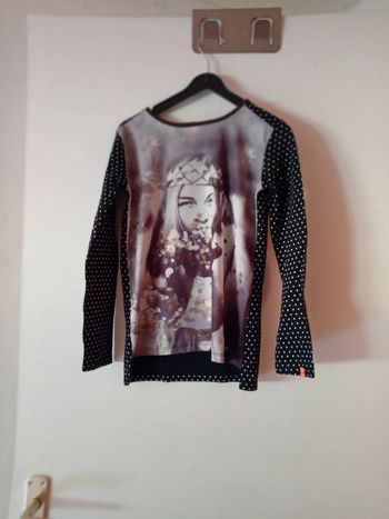 Jolie blouse longues manches noir. 9 ans