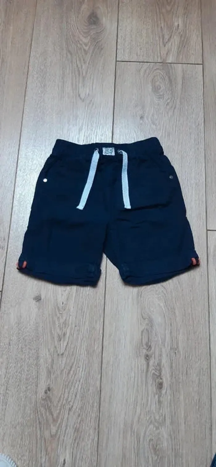 Short type lin tape à l'oeil 23m en très bon état