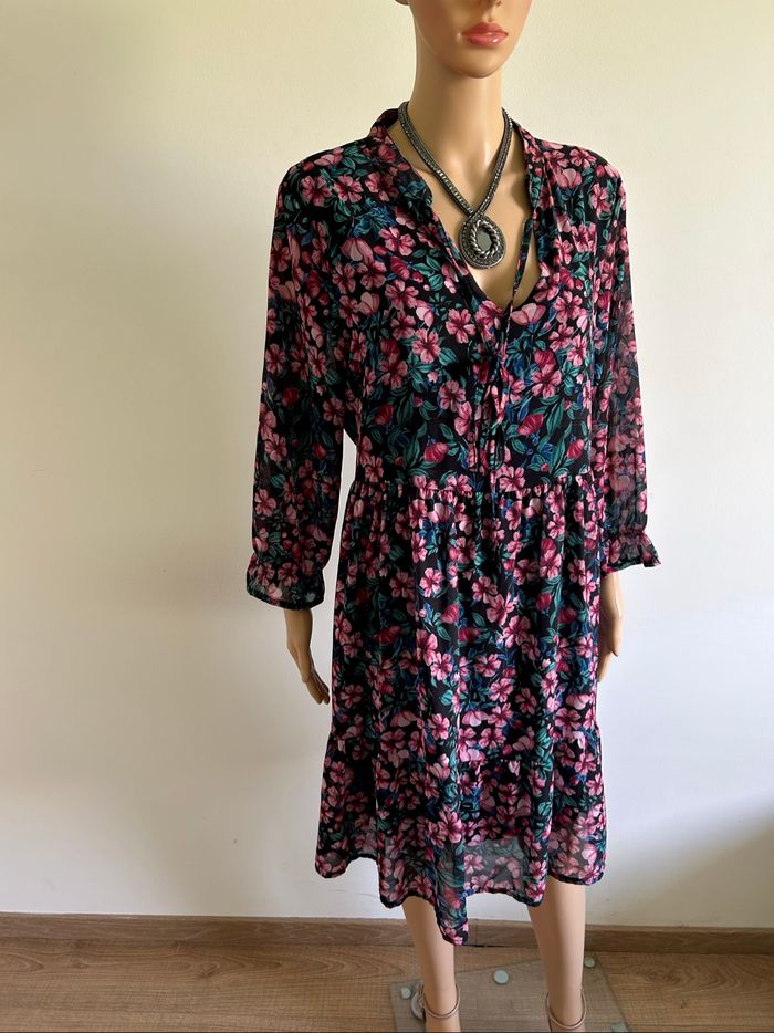Robe fleurie mi longue LolaLiza taille 46 jamais portée - photo numéro 2