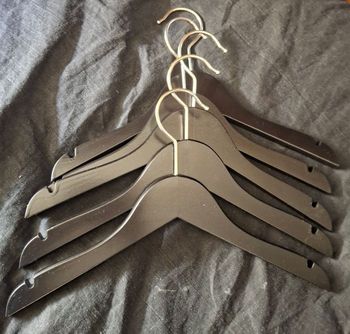 Lot cintres en bois noir neuf