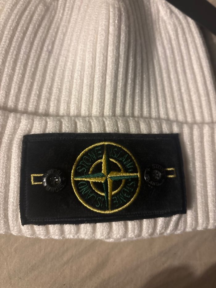 Bonnet  blanc stone Island neuf avec étiquette - photo numéro 2