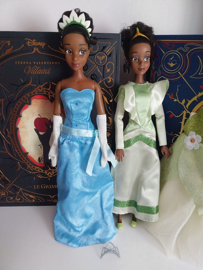 3 Poupées Tiana Restaurant Serveuse et en robe bleue et couronne + tenue verte princesse Disney - photo numéro 2