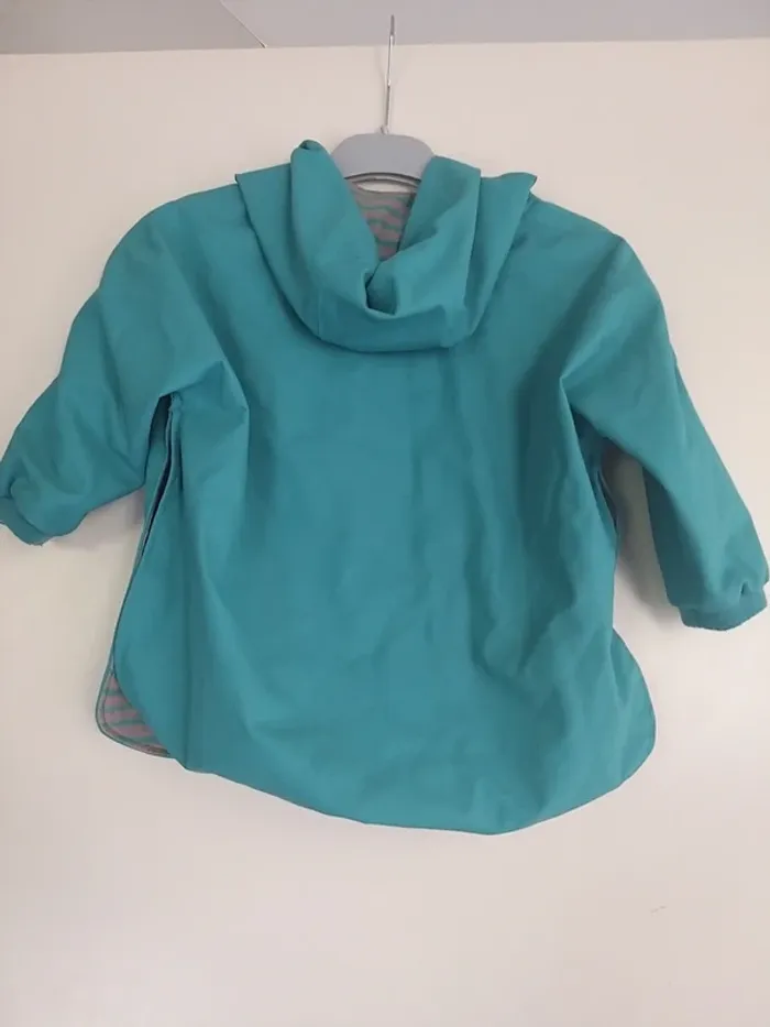Jolie veste imperméable à capuche en 24 mois - photo numéro 3