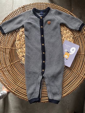 Combinaison bleu marine de la marque terre de marin en taille neuf mois. Très bon état.