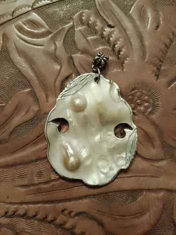 pendentif en nacre crème et métal argenté vintage années 70.