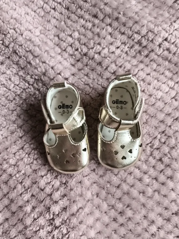 Paire de chaussures de taille 0-3 mois - photo numéro 2