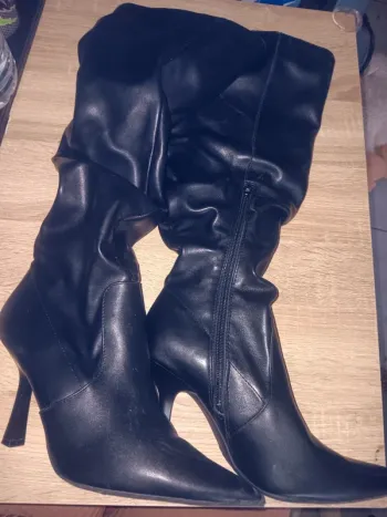 Bottes hautes noires taille 39 à talons aiguilles élégantes