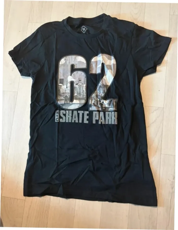 T-shirt 7/8 ans tex noir manches courtes motif 62 devant très bon état