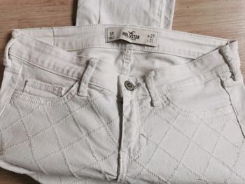 Jean blanc brodé devant Hollister