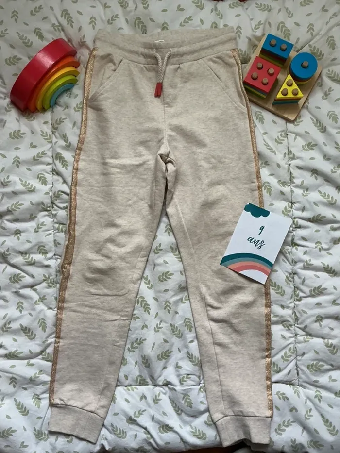 pantalon beige bande a paillettes lien de serrage grain de blé 9 ans