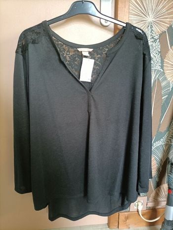 Blouse noir avec dentelle broderie