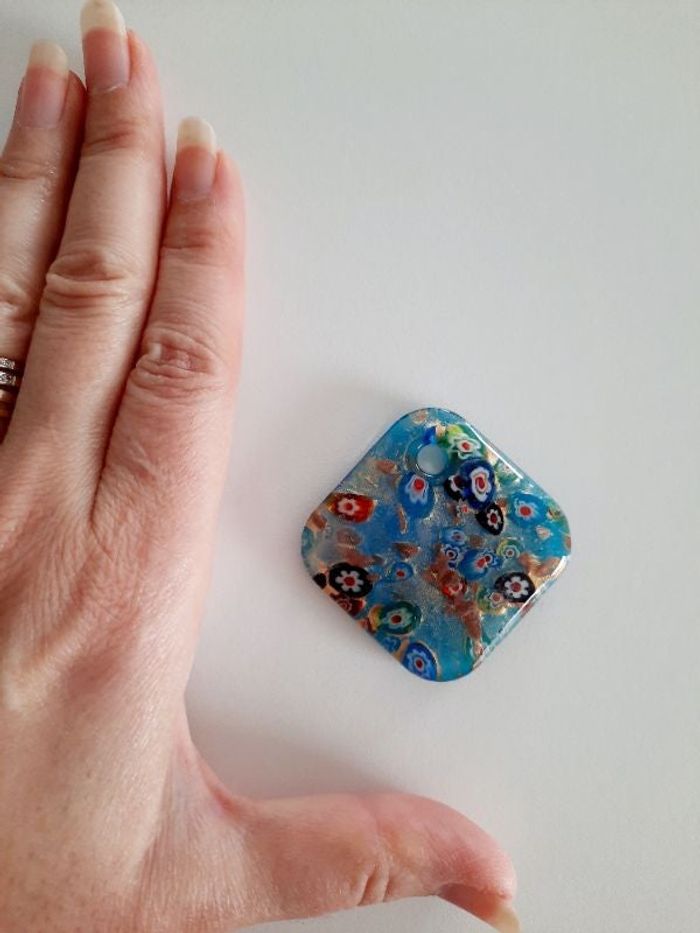Pendentif bleu fleuri en verre