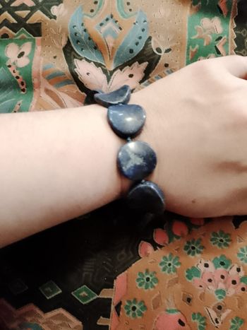 bracelet en lapis lazuli bleues sur métal argenté.